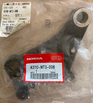 43110-MT3-006 Fäste Bromsok Bak Honda ST1100  Original