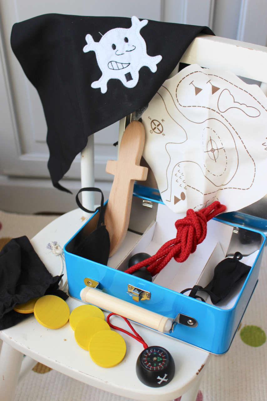 Plåtväska med piratutklädningssaker - 2