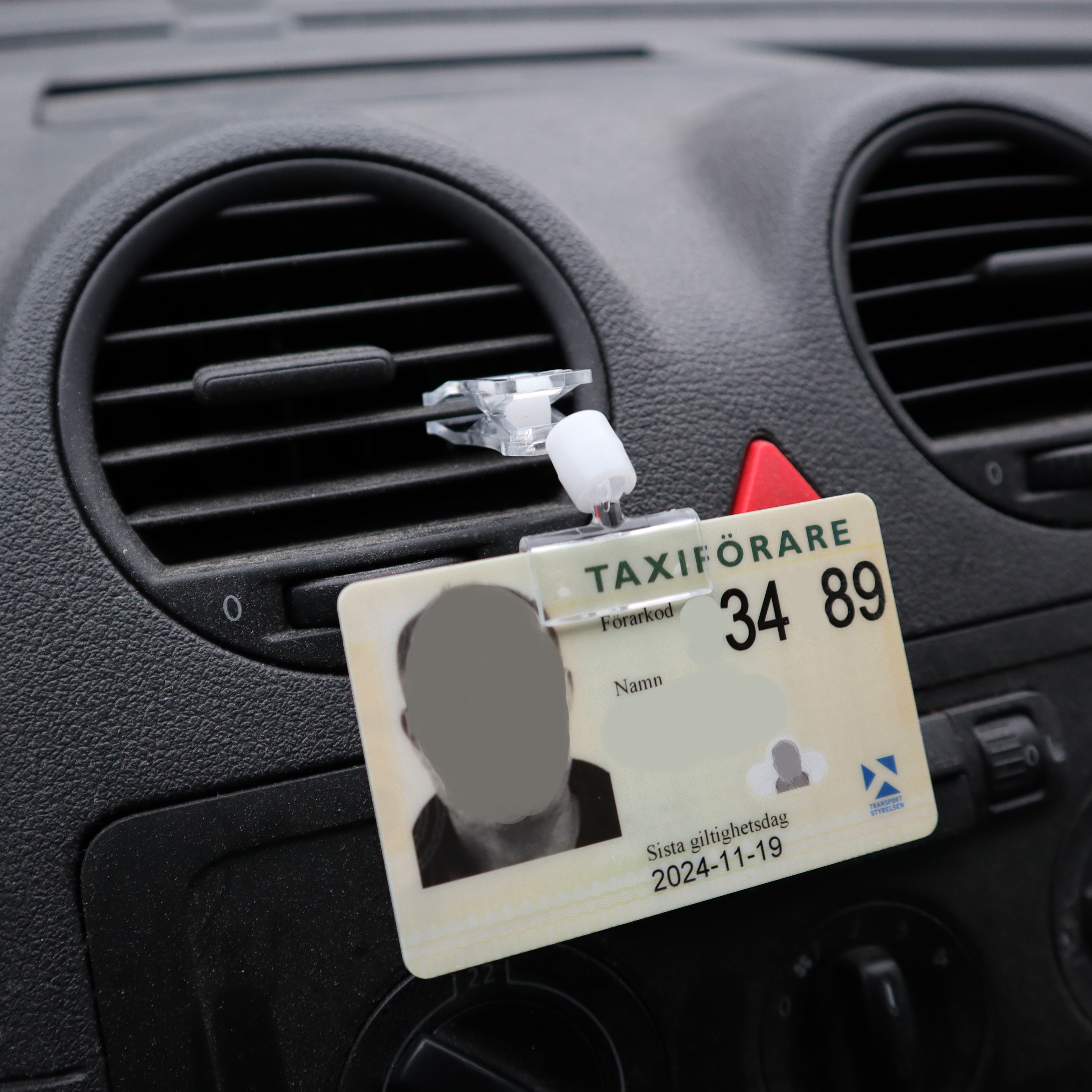 Hållare taxiförarlegitimation med vikbar led och klämma - 2