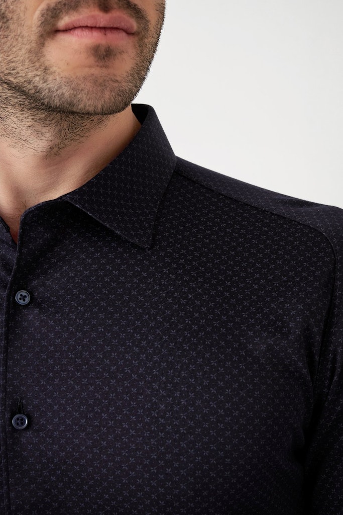 Skjorta i jersey slim fit. Märke  DESOTO, färg navy med mönster