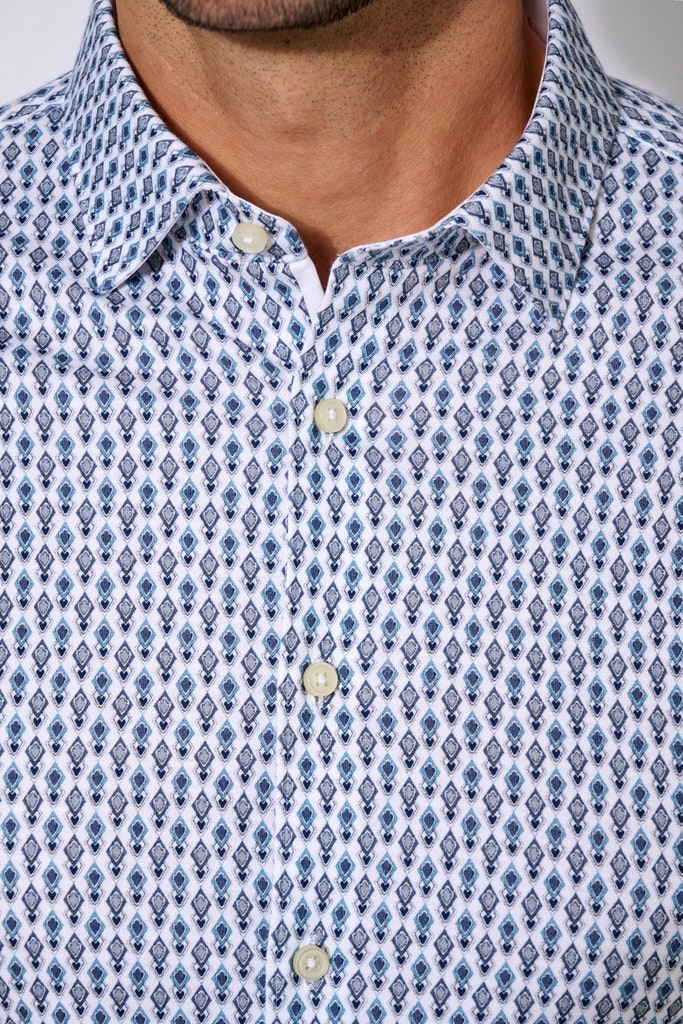 Skjorta i jersey slim fit. Märke  DESOTO, vit med mönster