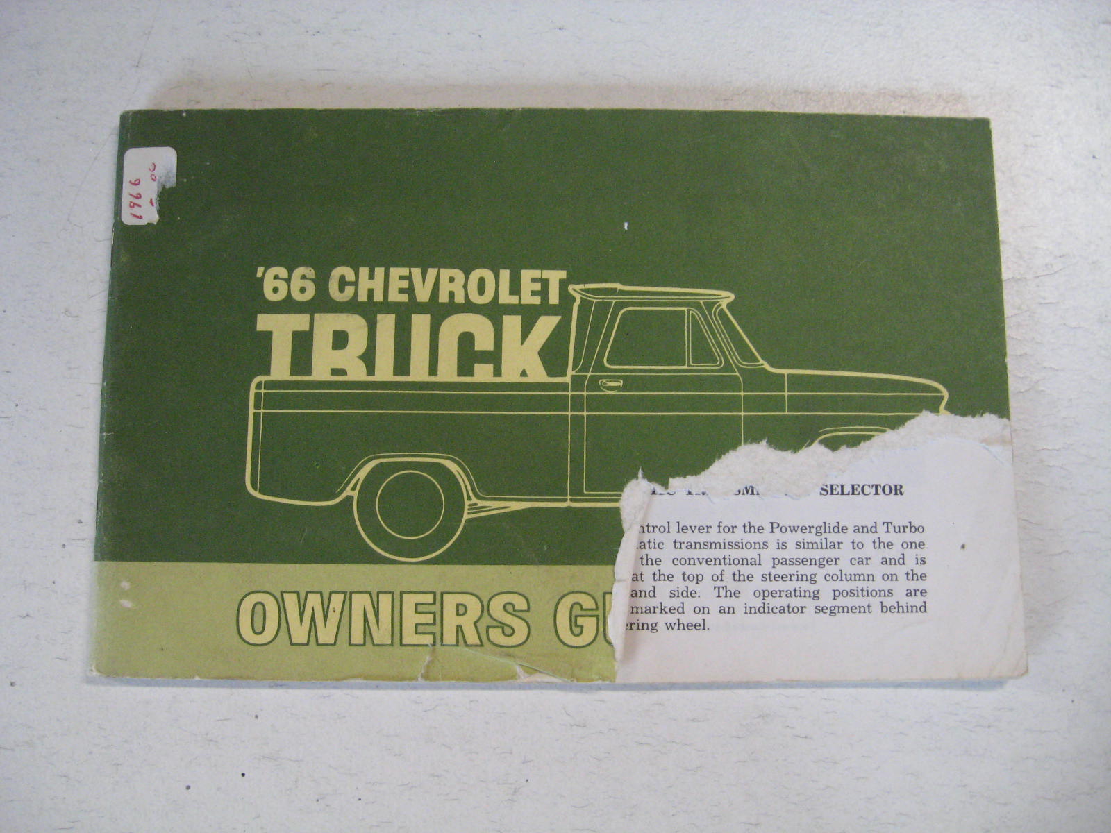 1966 Chevrolet Truck Owners Guide trasig framsida