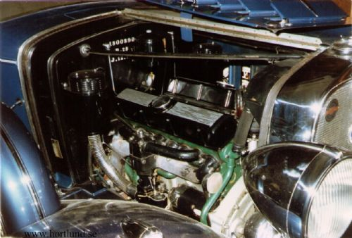 1932 Cadillac V-12 5-p sedan - 3