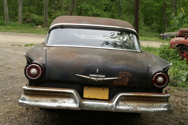 1957 Ford Fairlane 500 Town Victoria - 3