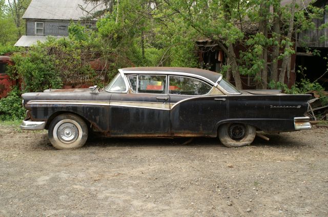 1957 Ford Fairlane 500 Town Victoria - 4