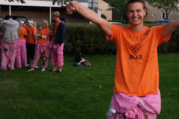 Beställ din studentoverall Vi har vita overaller, hängselbyxor och västar redo för leverans »