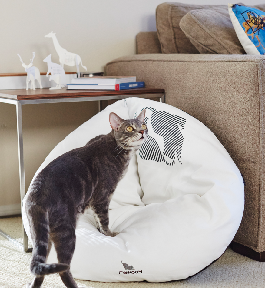 EMI modern catbed white