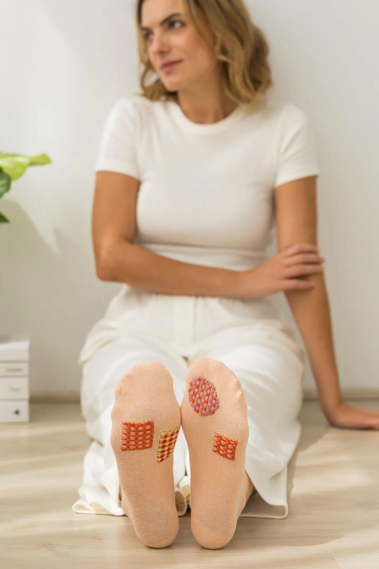 Bok: ECO VITA - 12 broderiprojekt på sockar - 7