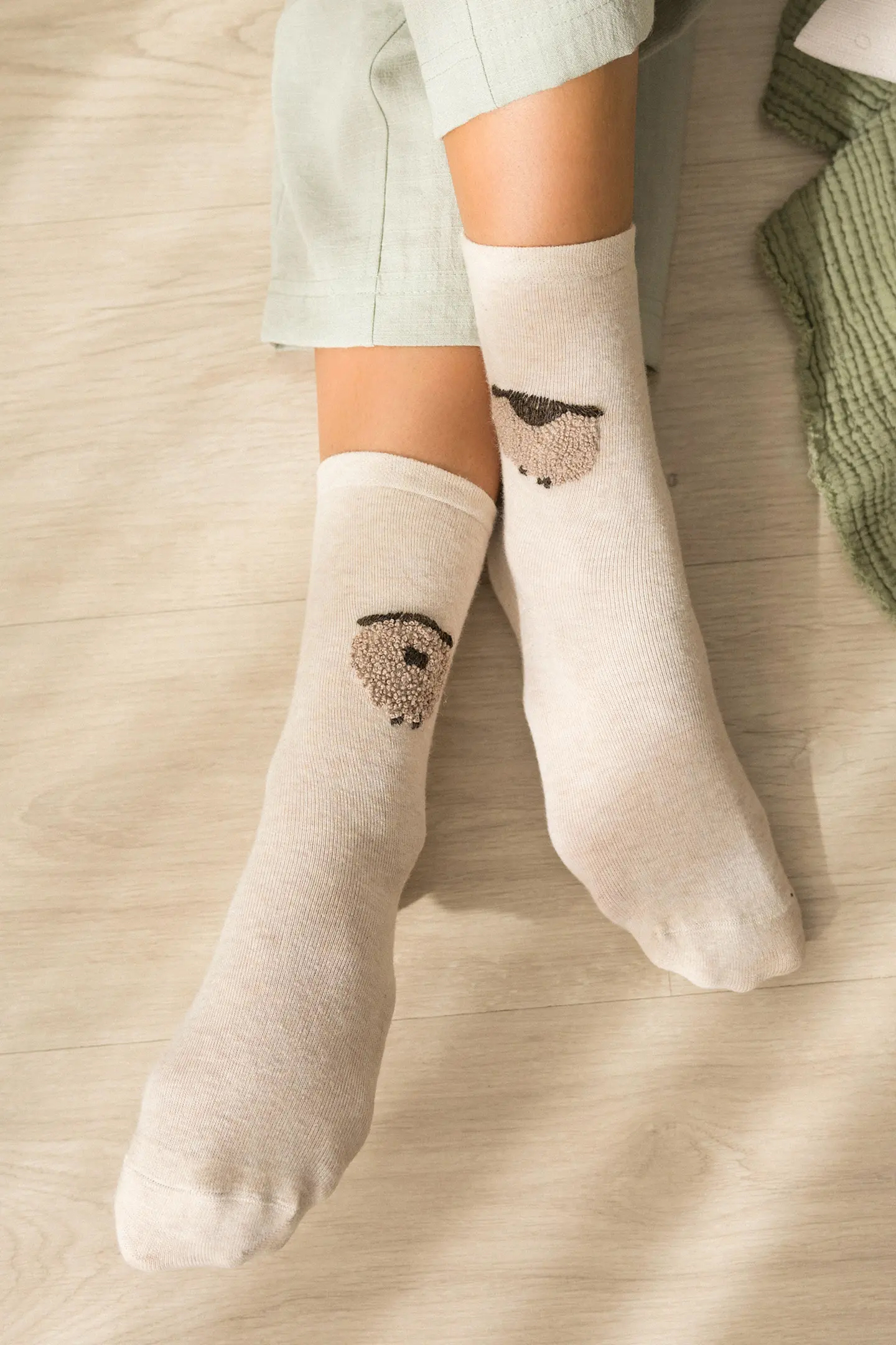Bok: ECO VITA - 12 broderiprojekt på sockar - 5