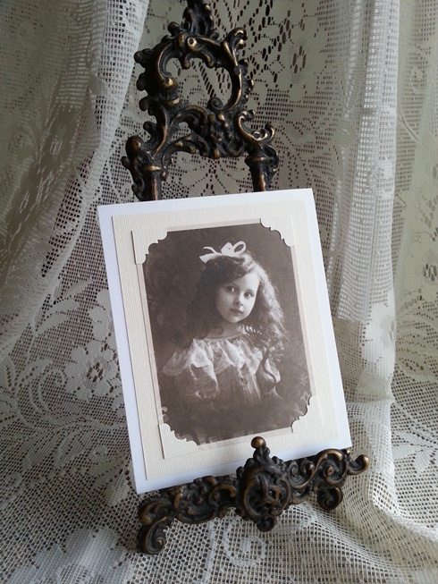 Vintage kort "Flicka med rosett"