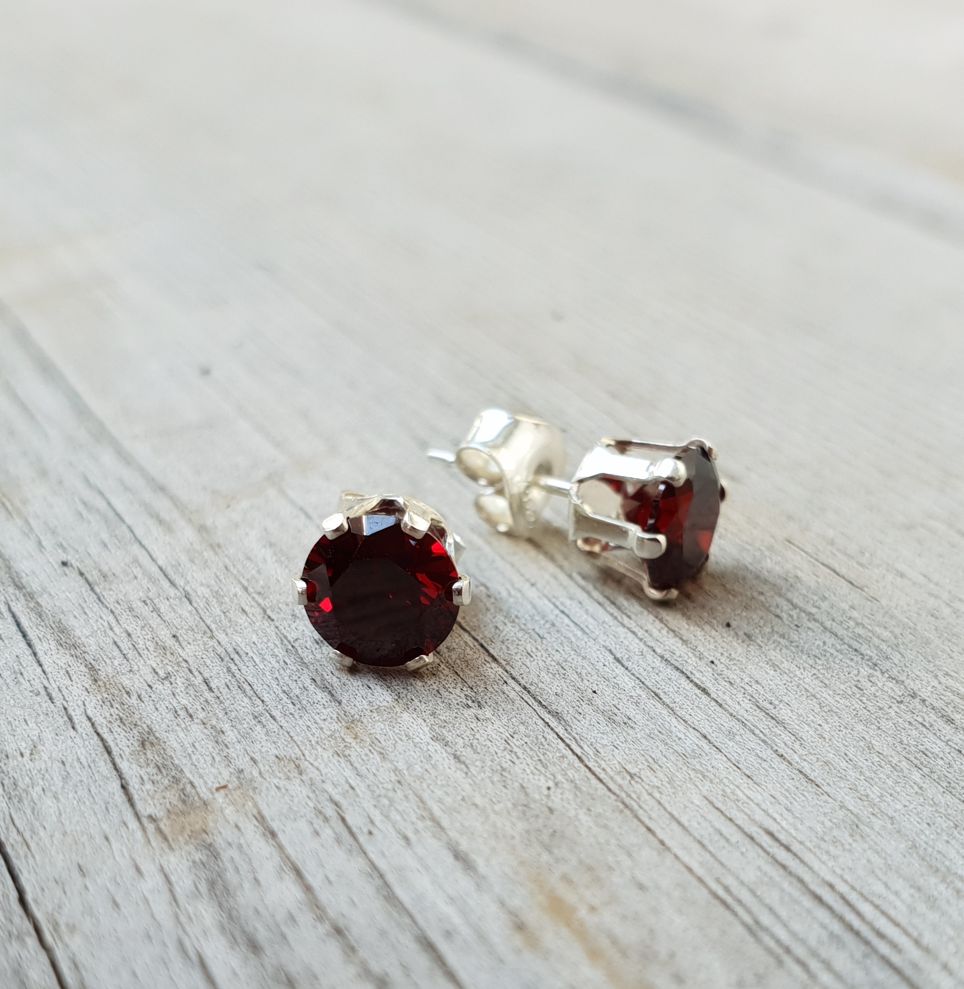 Örhängen i Silver med Cubic zirkonia, mörkröd