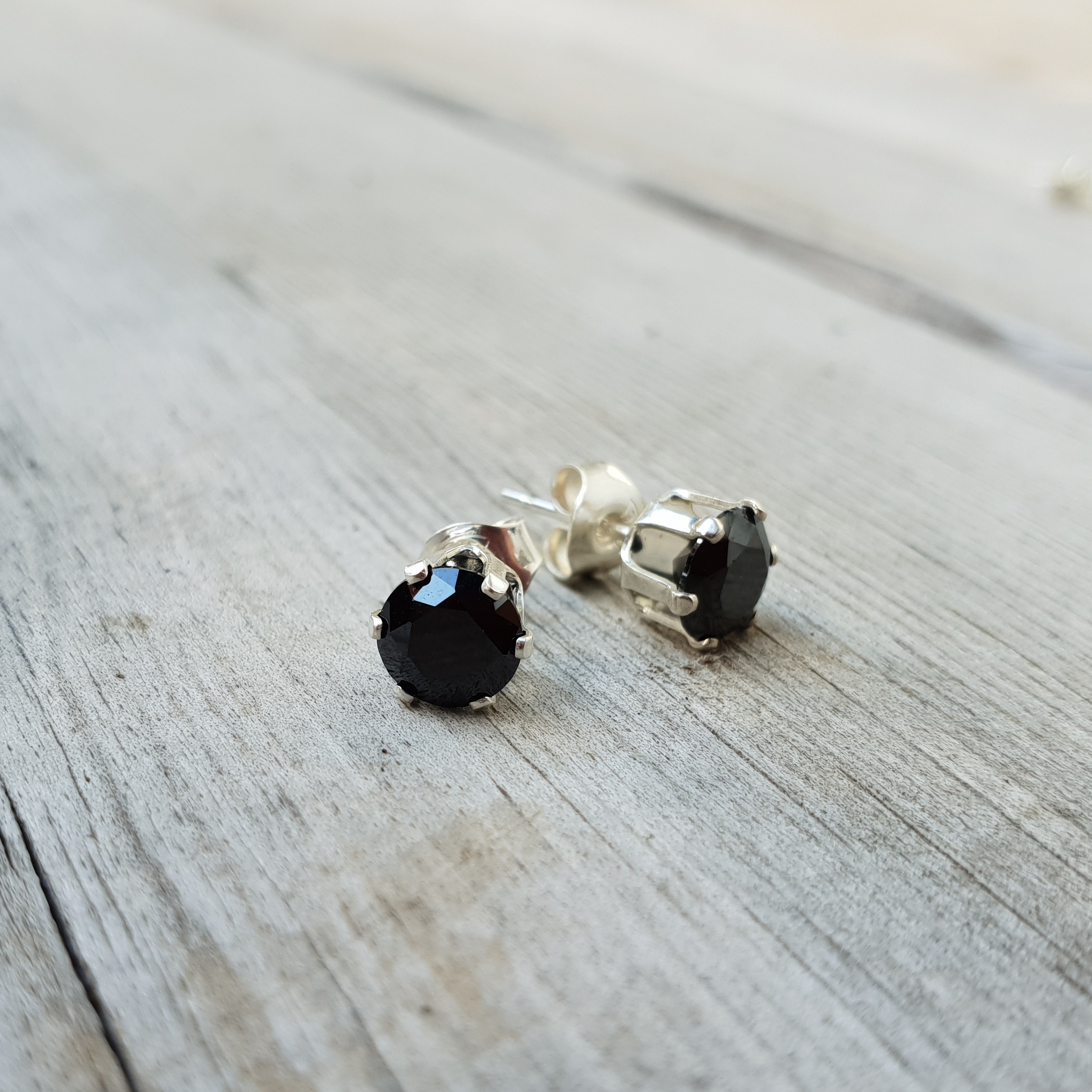 Örhängen i Silver med Cubic zirkonia svart