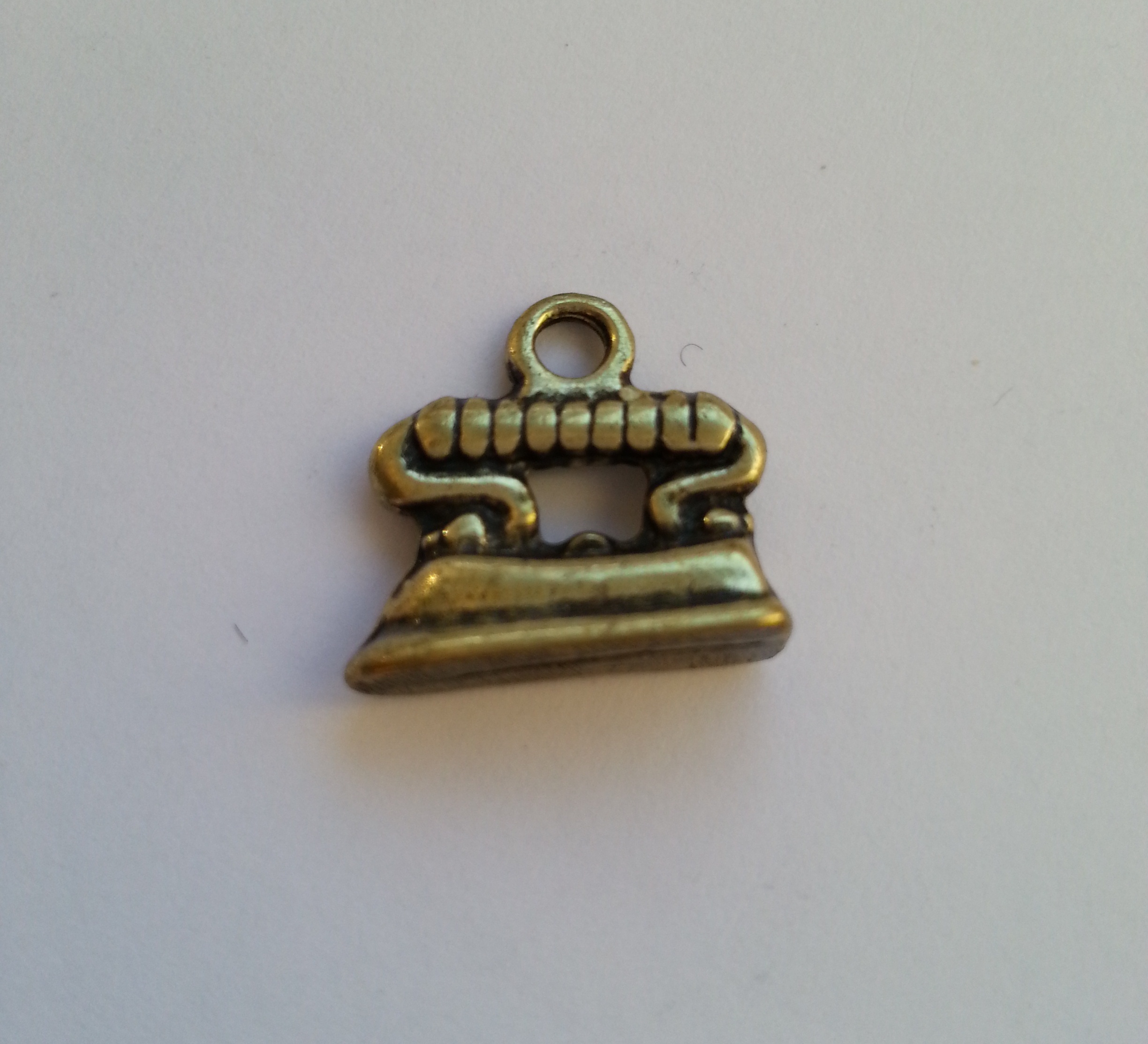 Charm strykjärn 18 x 17 mm - 3 st