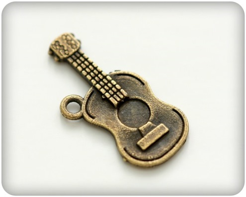 Charm Gitarr 24 x 12 mm - 4 st