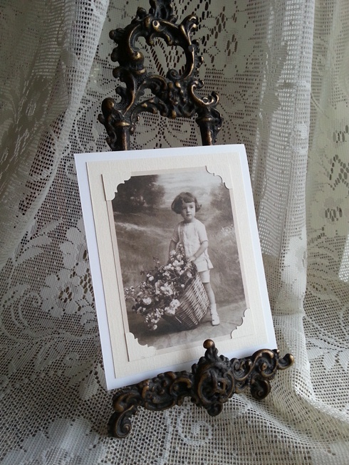 Vintage kort "Flicka med blomsterkorg"