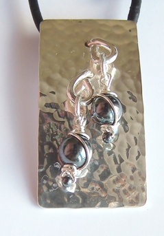 Hänge, hamrad platta med hematit - 925 Sterling Silver