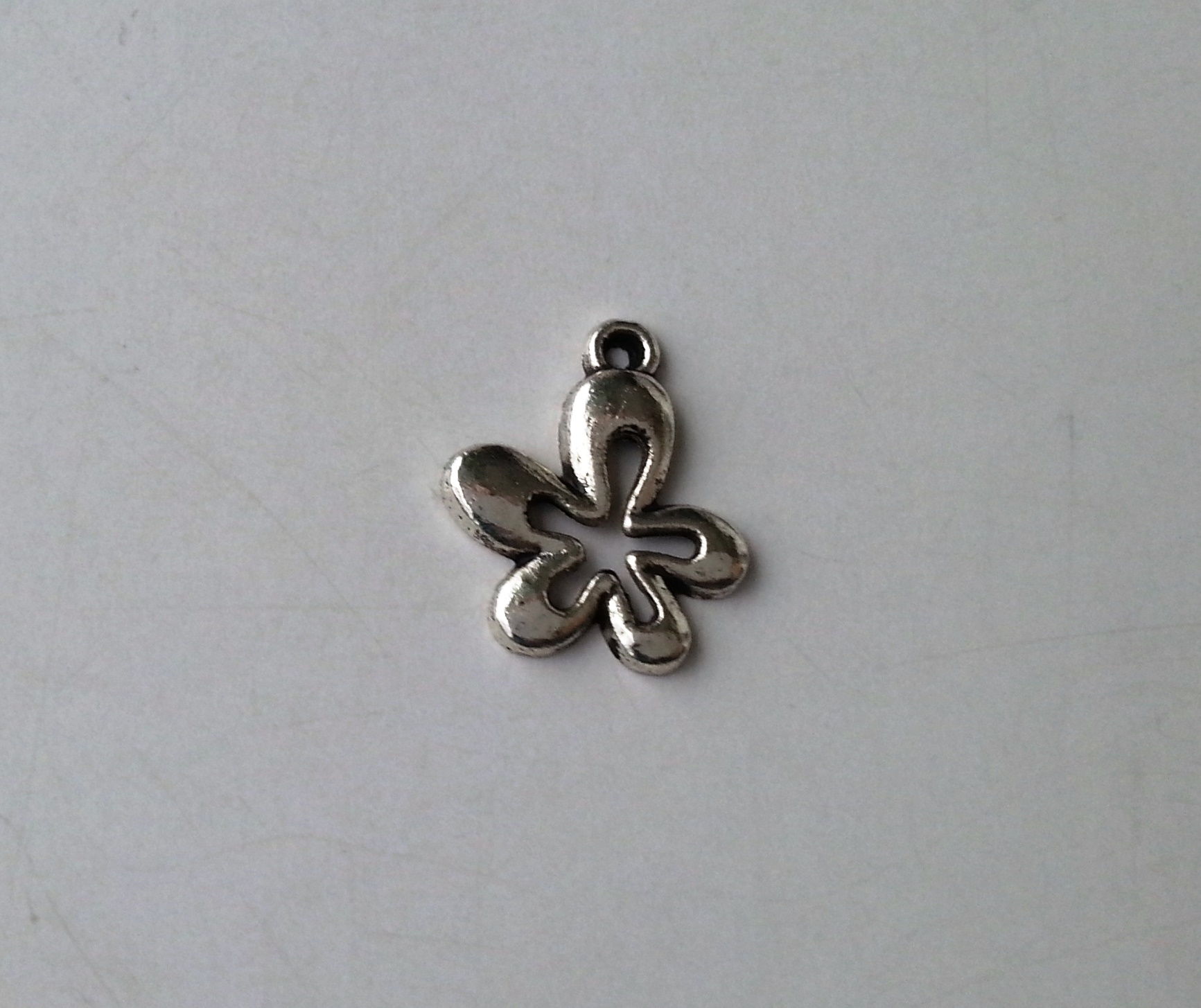 Charm Blomma 15x17 mm - 4 st
