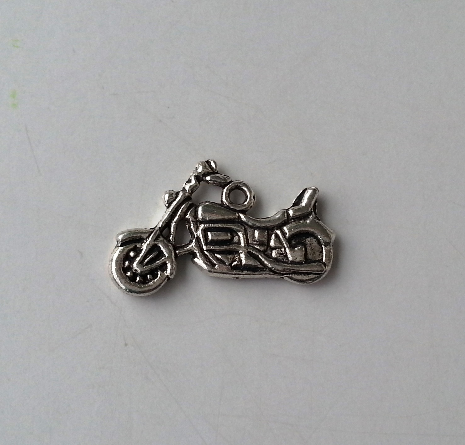Charm Motorcykel 24x14 mm - 4 st