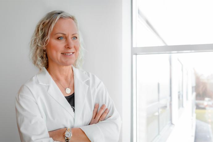 Maria Åkerberg utvecklar hudvård i laboratoriet