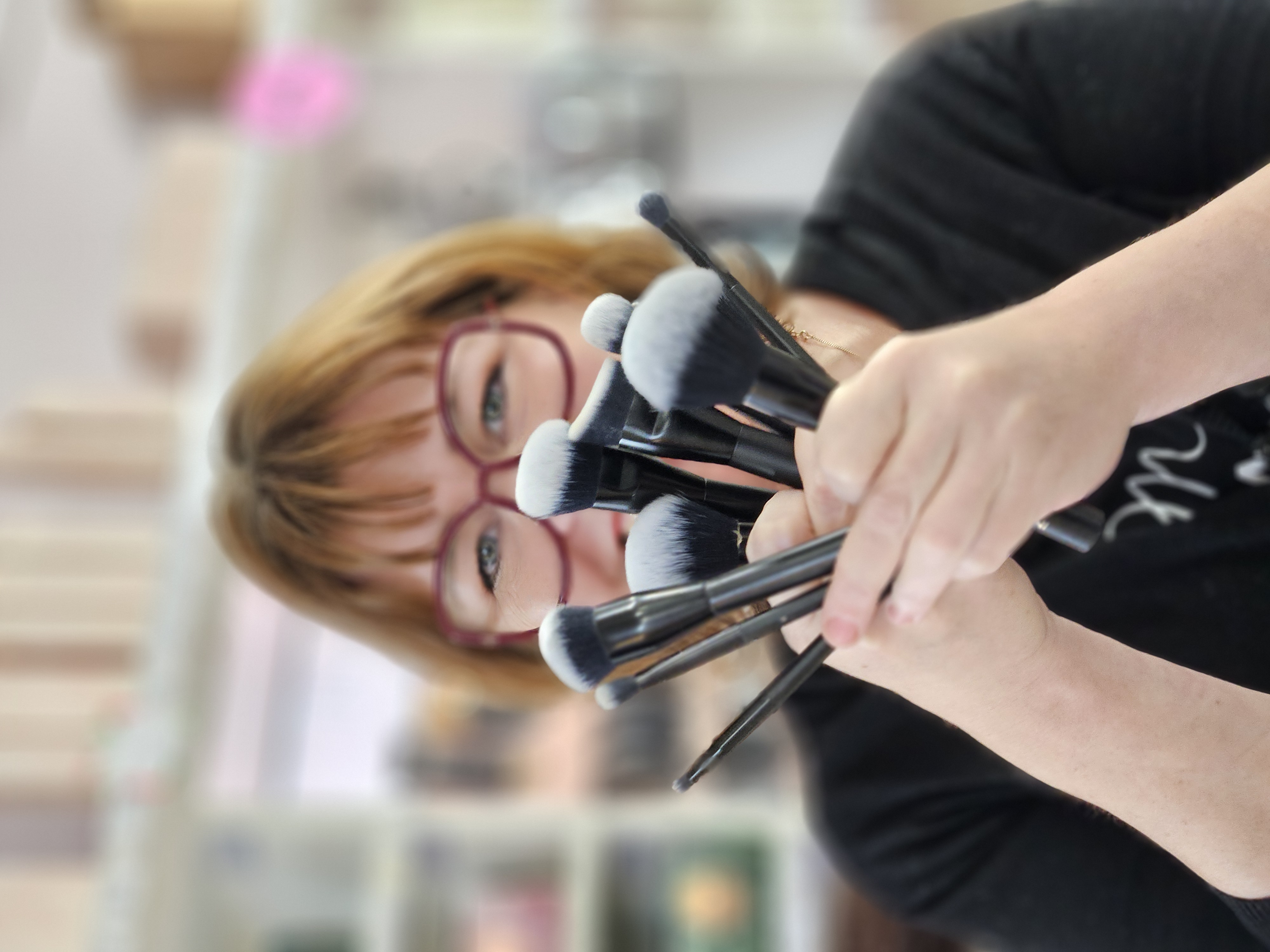 Maria visar INIKA Organics makeupborstar