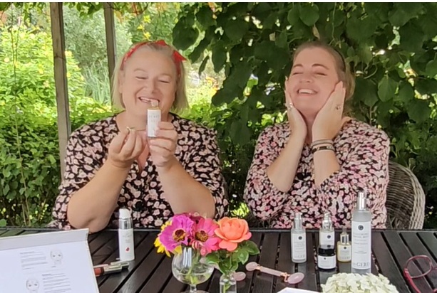 Ansiktsmassage med Maria och Elisabeth