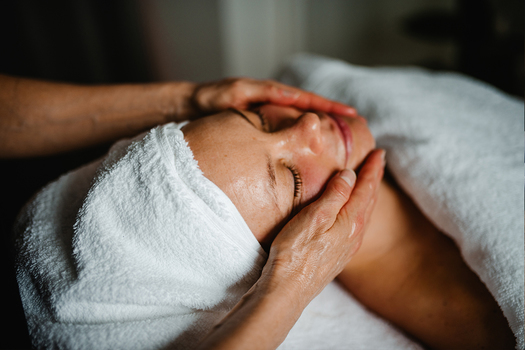Avkopplande ansiktsmassage på Skogsro Spa