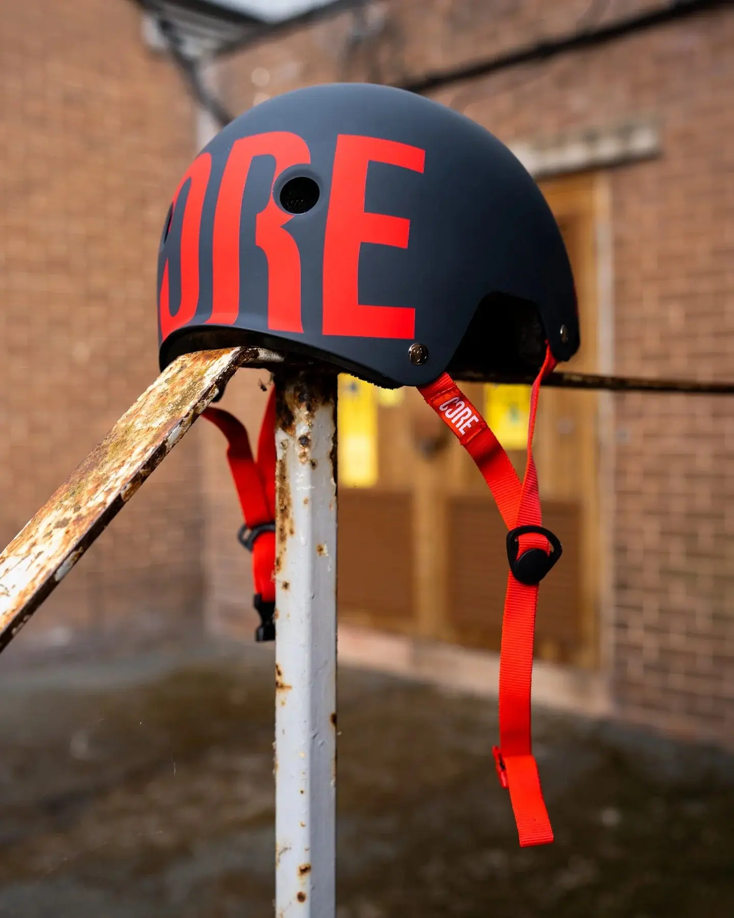 CORE Street Hjälm -  Färg: Svart/Röd - Storlek: L-XL - 2