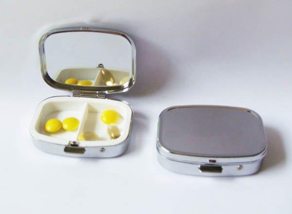 Liten pillerdosa, silverfärgad, 2 fack