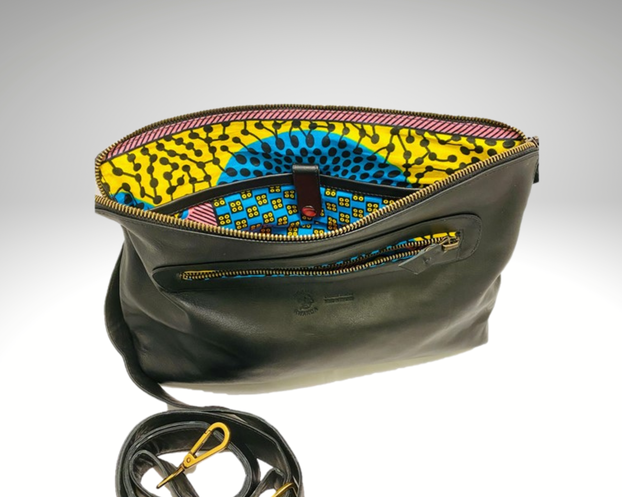 Väska av svart läder fodrad med kitenge tyg