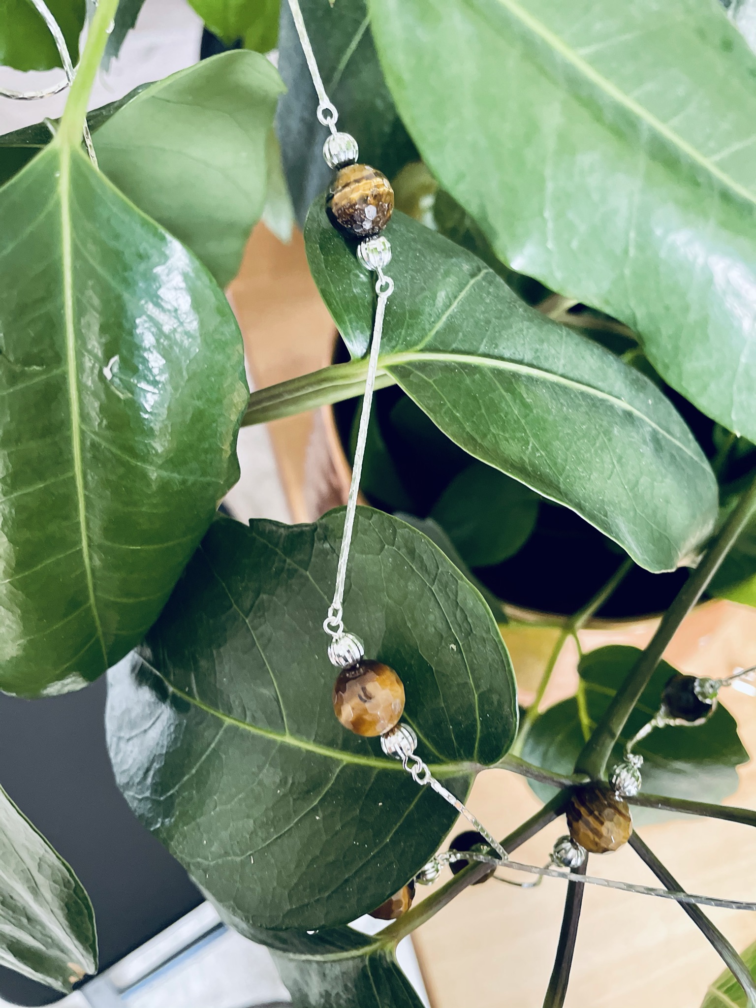 Halsband med pärlor av tigeröga