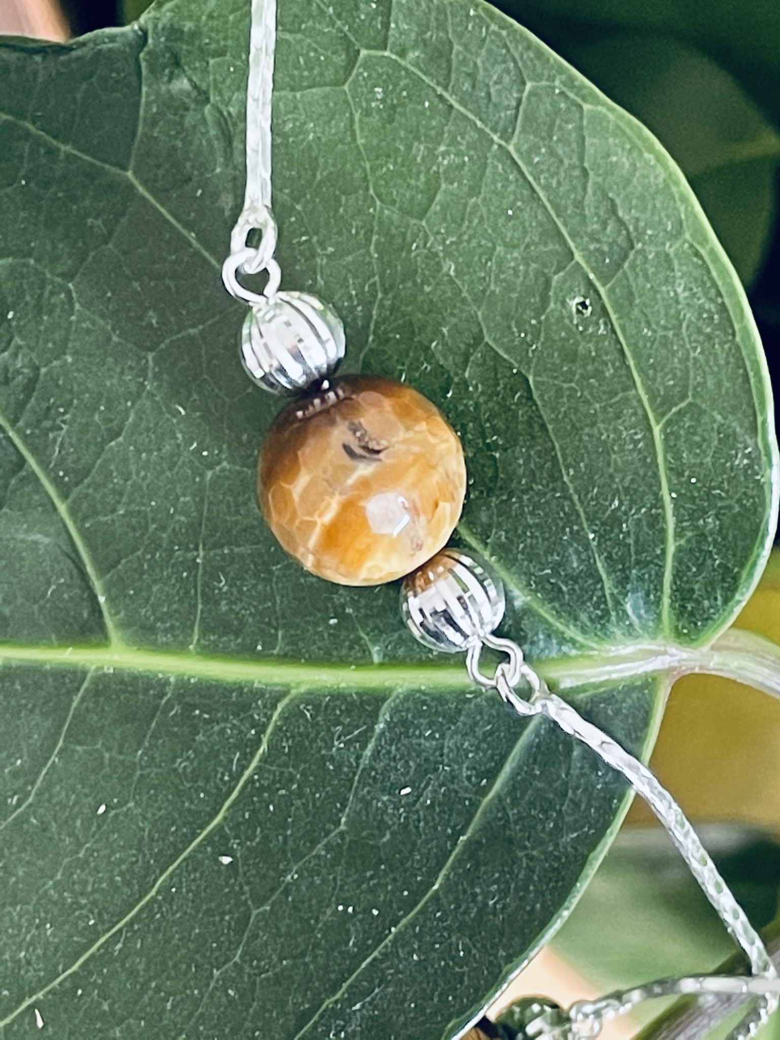 Halsband med pärlor av tigeröga