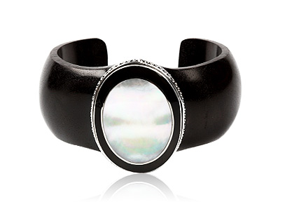 Armband av trä