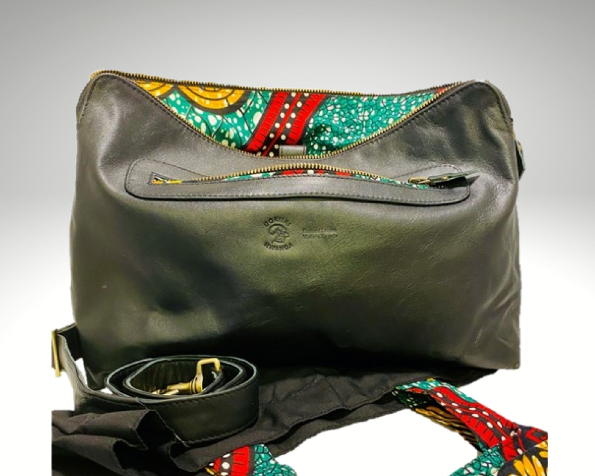 Väska av svart läder fodrad med kitengetyg