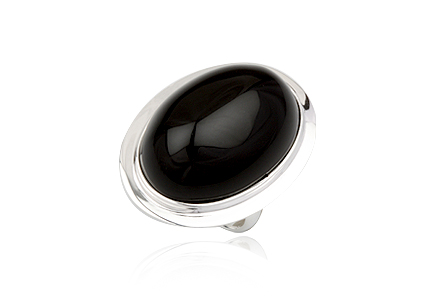 Ring med oval onyx