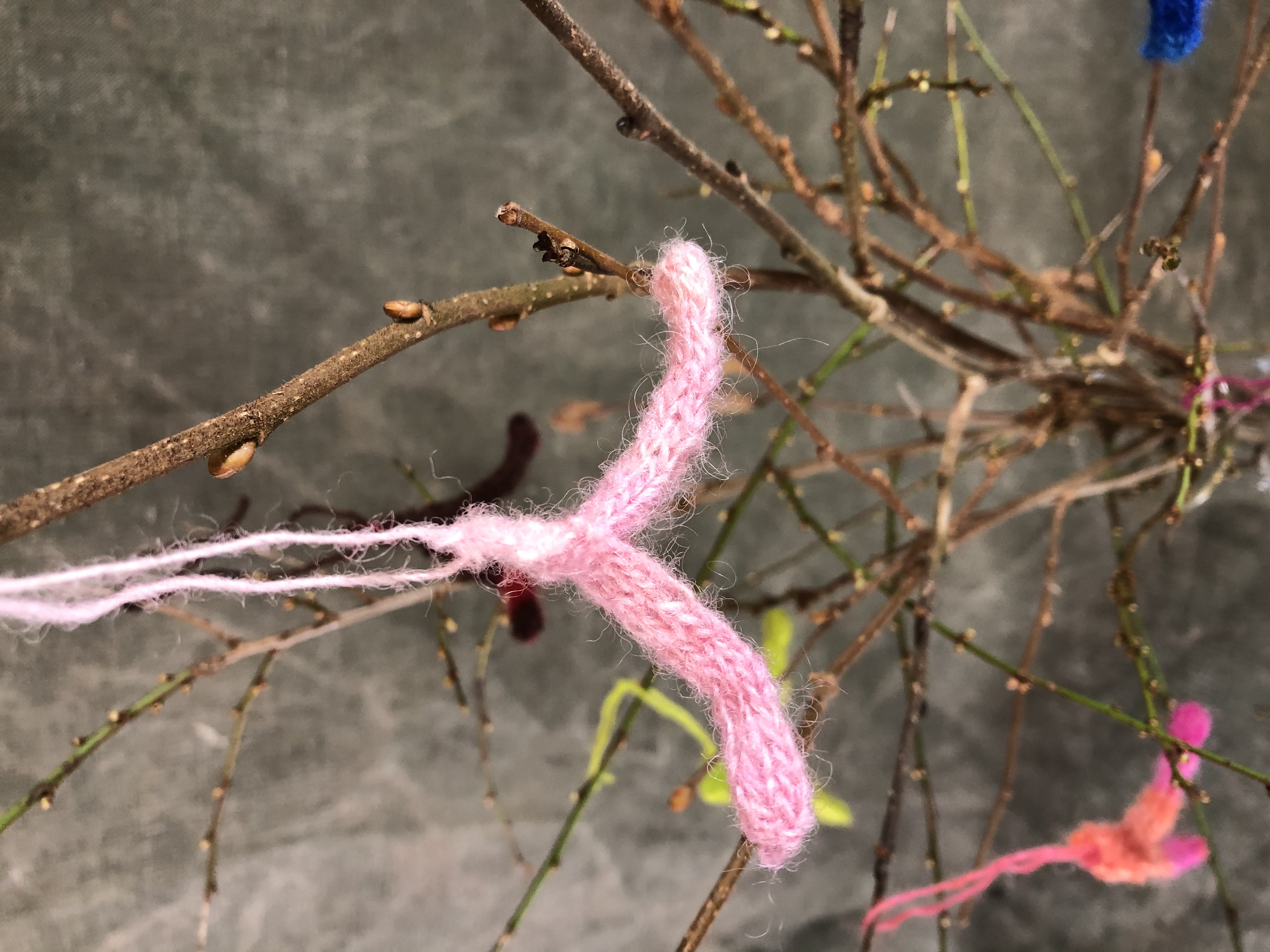 Påskpynt- stickat dubbelhänge - 2