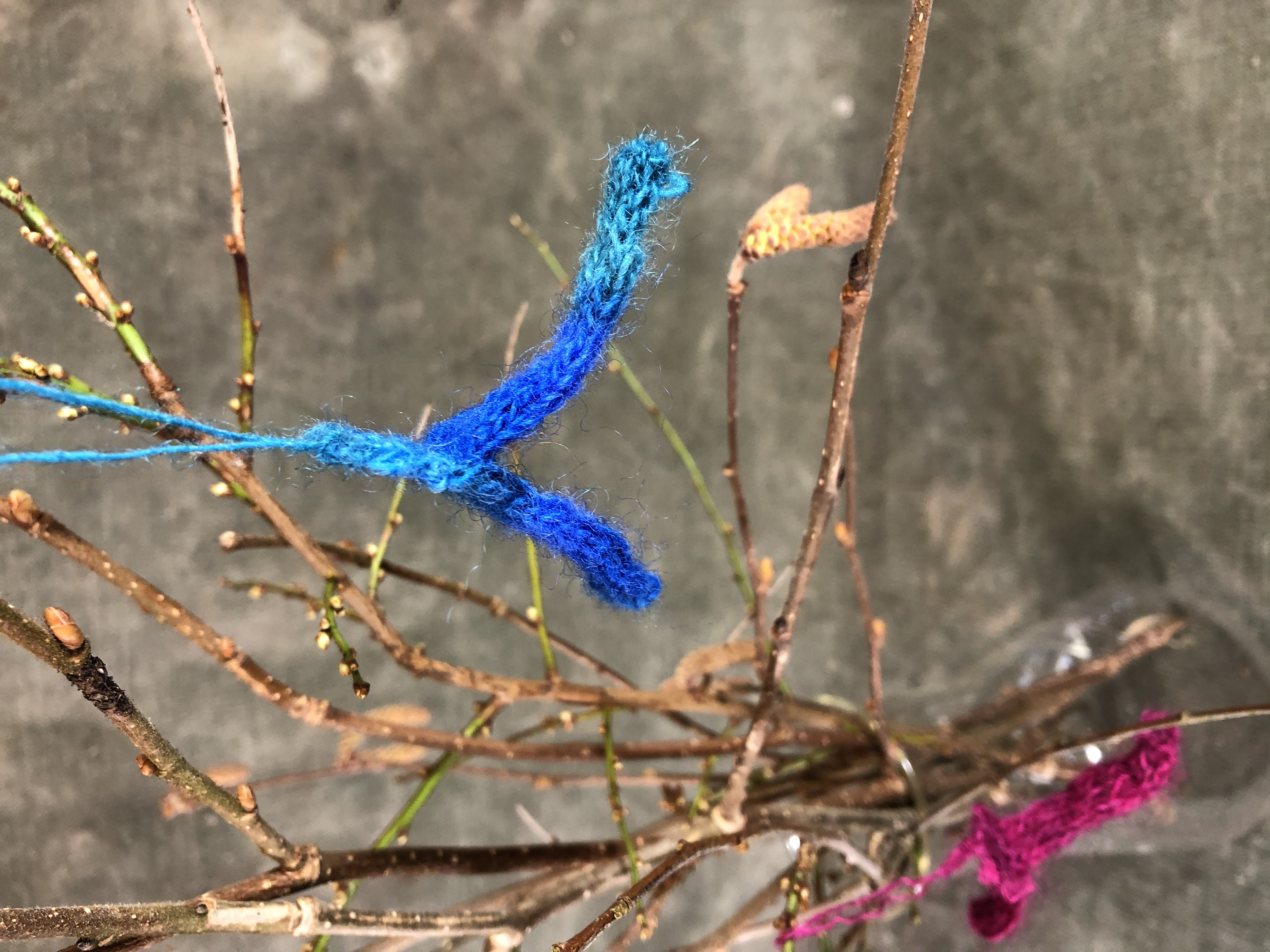 Påskpynt- stickat dubbelhänge - 3