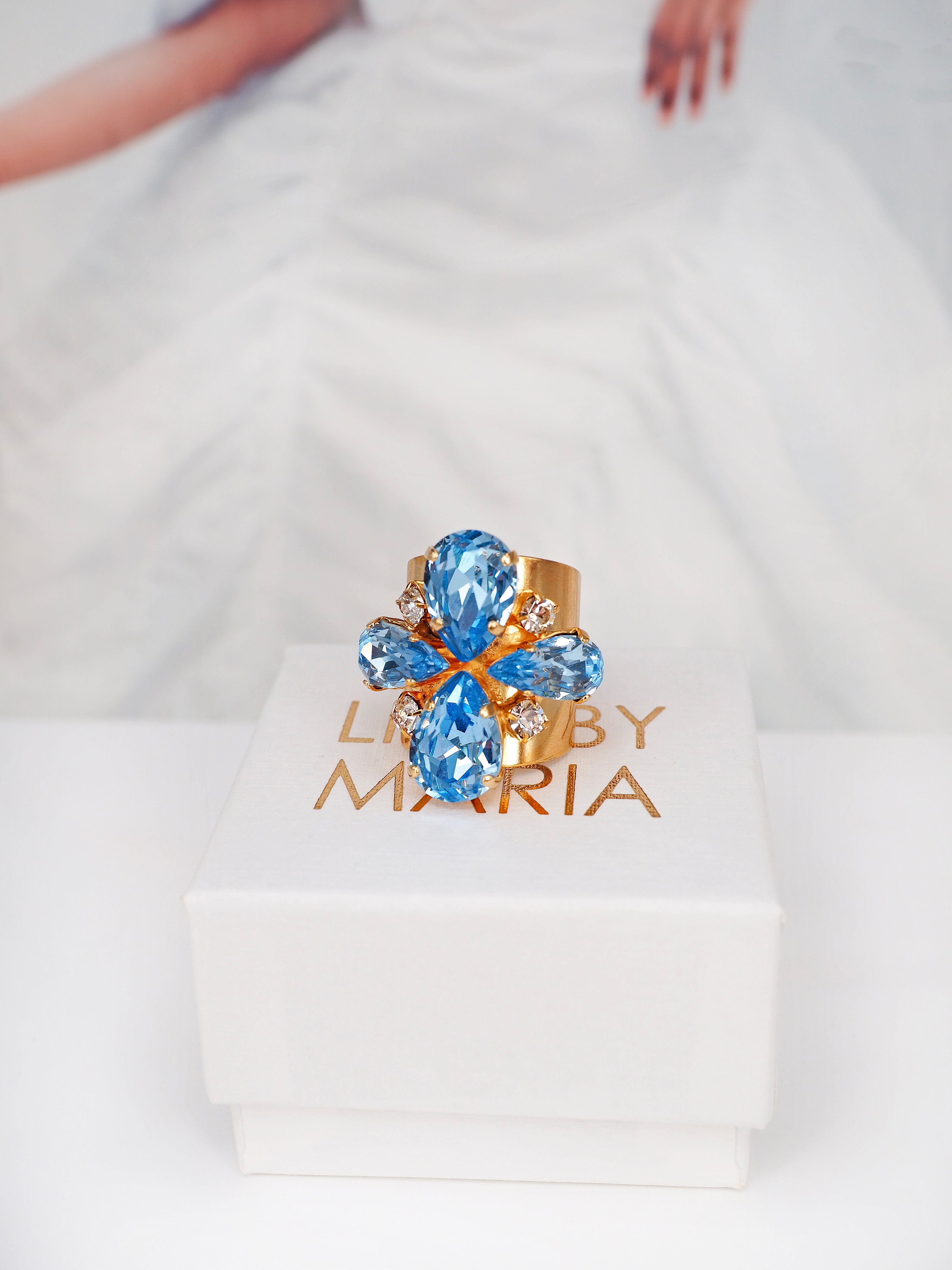 Ring Cocktail Janet Light Sapphire Guld