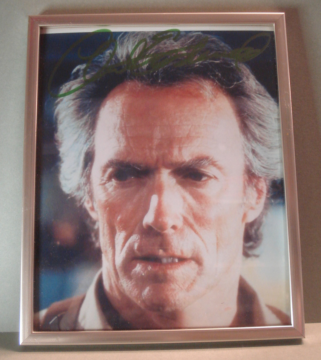 CLINT EASTWOOD Signerat foto i ram