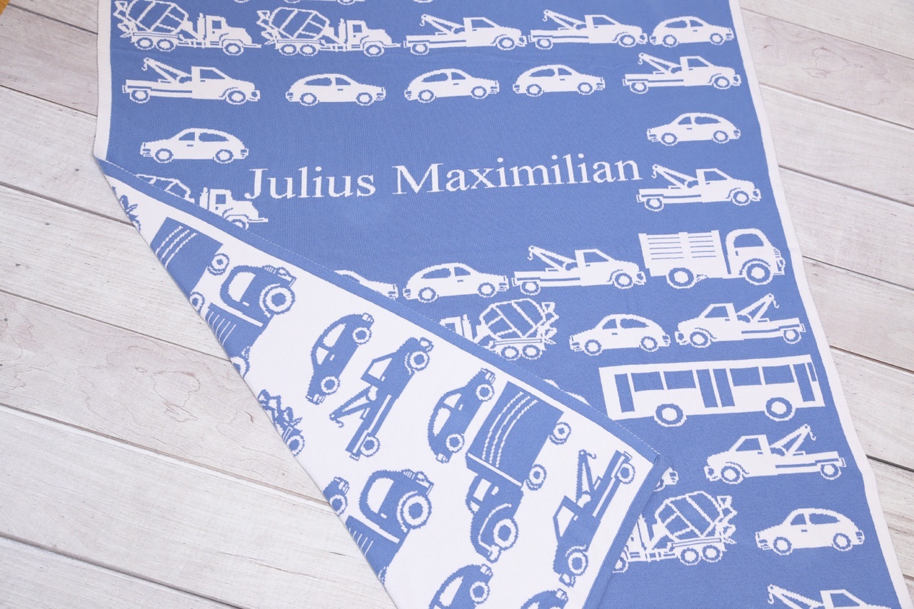 Manta de bebé con coches y con nombre. XL