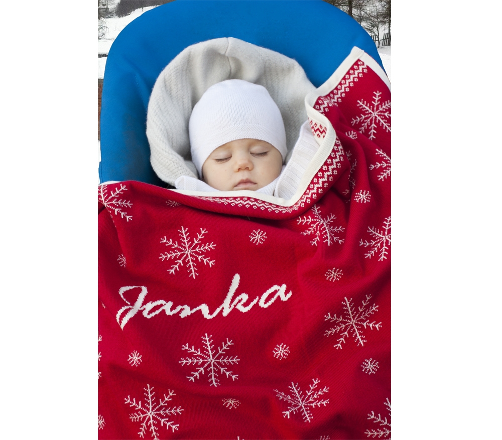 Babydecke mit Schneeflocken und dem Namen des Babys. Rote Farbe.  - 2