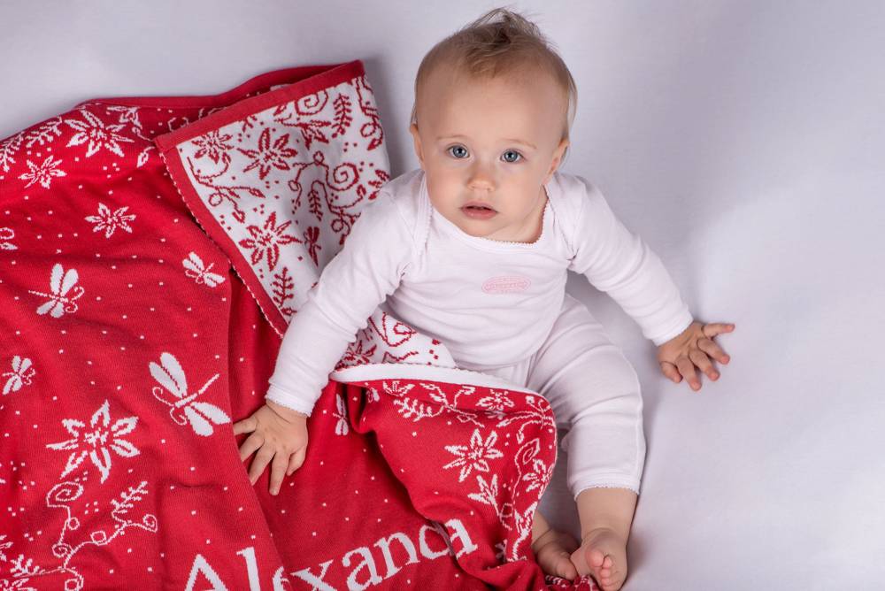 Manta de bebé con prado y nombre. rojo romántico