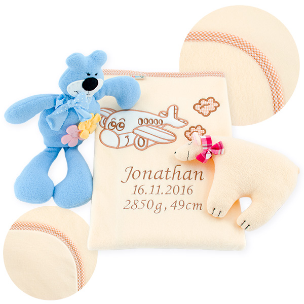 Fleece-puuvillahuopa, jossa on vauvan nimi ja omistus. Motiivina lentokone ja sinisiä pilviä. - 6