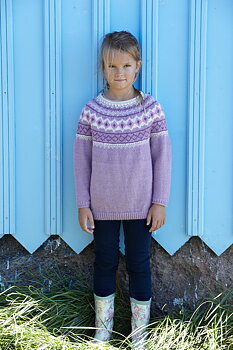Mönsterstickad flicktröja med runt ok