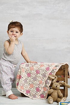 Virkad babyfilt i Elise by Permin