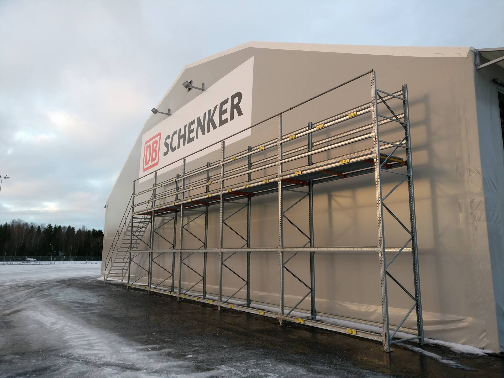 Ställning för borttagning av snö på lastbilstak