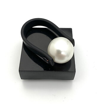 Ring white pearl black rubber