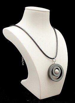 Cornelia halsband Hematit vit