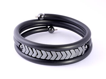 Armband Hematit svart gummi pilar 3 rader