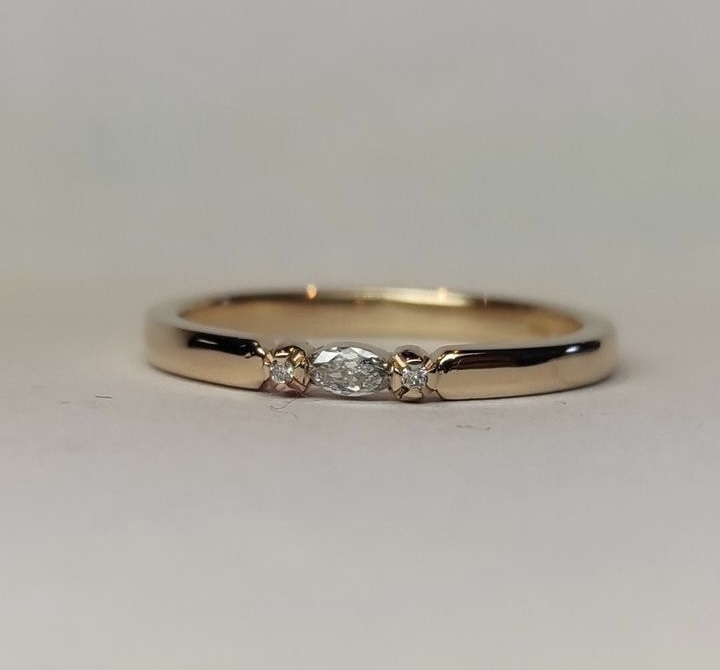 Ring Zoe i 18K guld med briljantslipade diamanter och navetteslipad mittsten