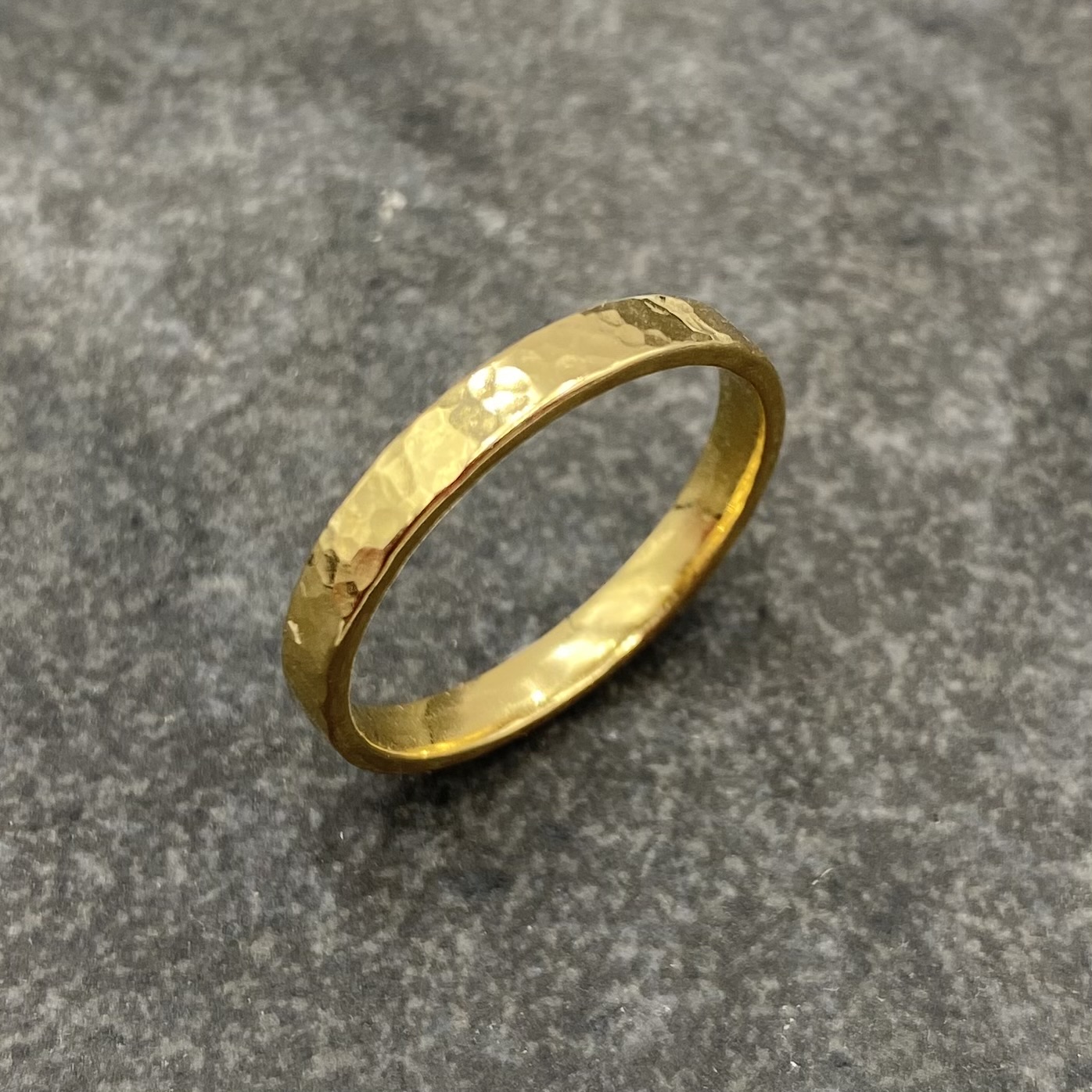 Ring DoGood handgjord yta guld 18 karat